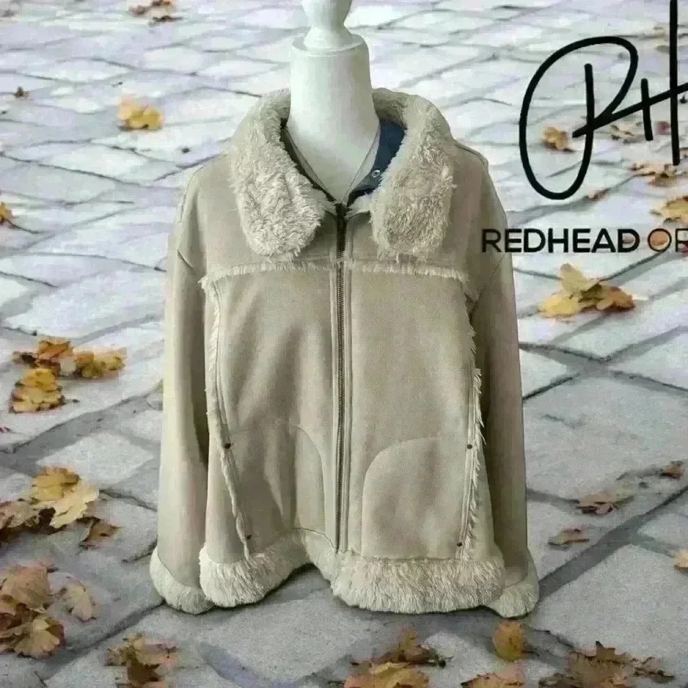 Beautiful crème zip front fur trim jacket